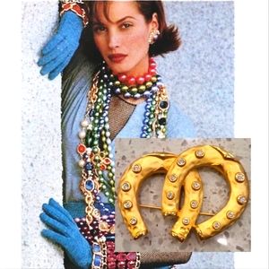 Vintage 1980s double horse shoe Brooch. Gold plated Rhinestone Swarovski!